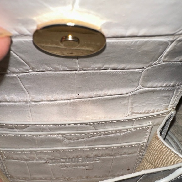 Barely worn color is off white no discoloration, marks or scratches - Picture 2 of 3